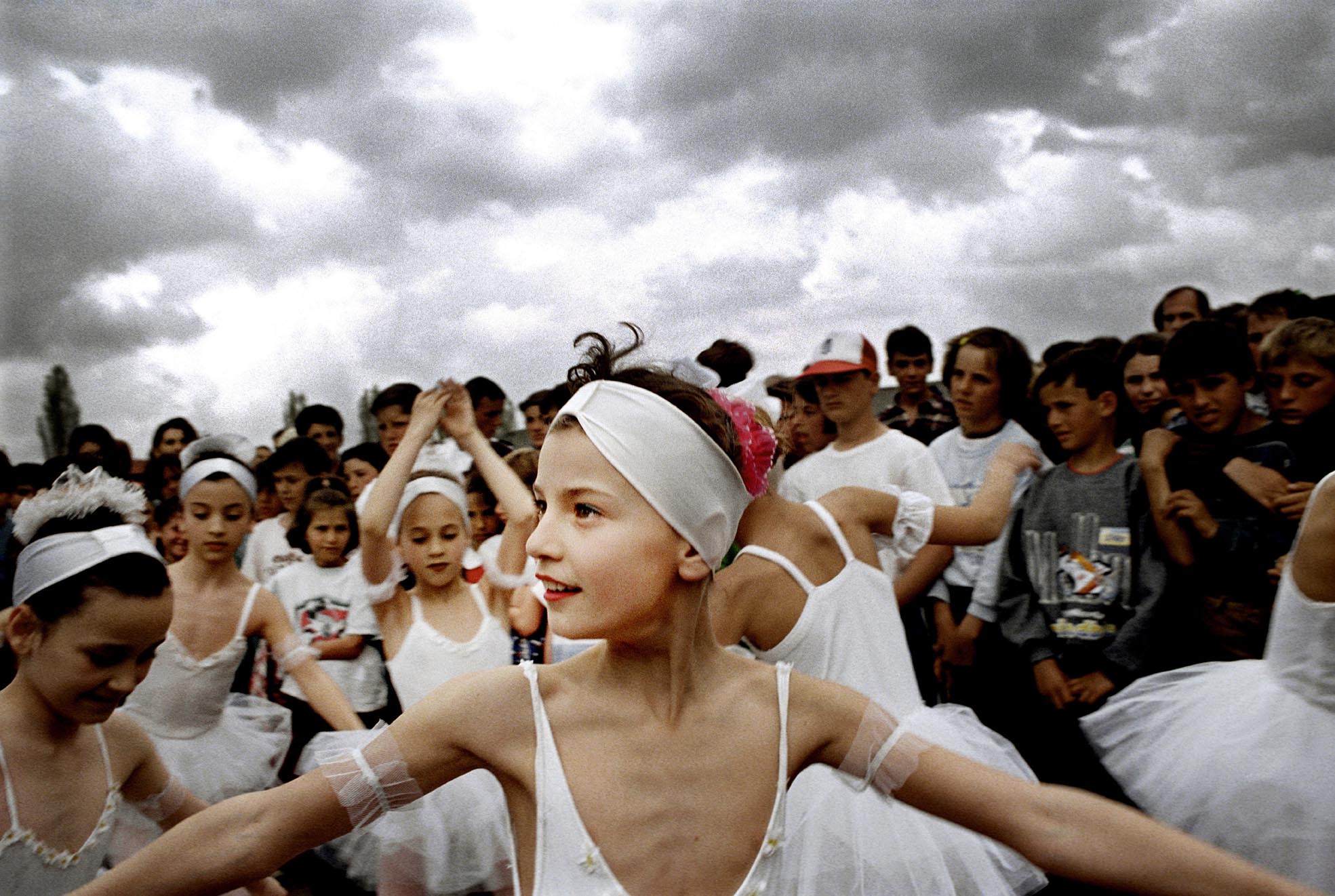 Elever från balettskolan i Tirana uppträder för flyktingar från Kosovo - Årets bild 1999 av Johan Berglund